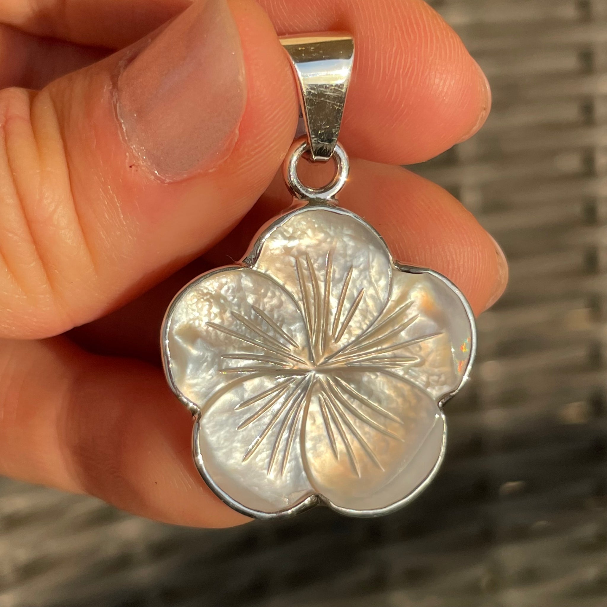 Mother of Pearl Flower Pendant Necklace